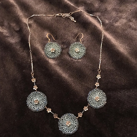4/$15 Pretty bead necklace and earring set - Picture 1 of 4